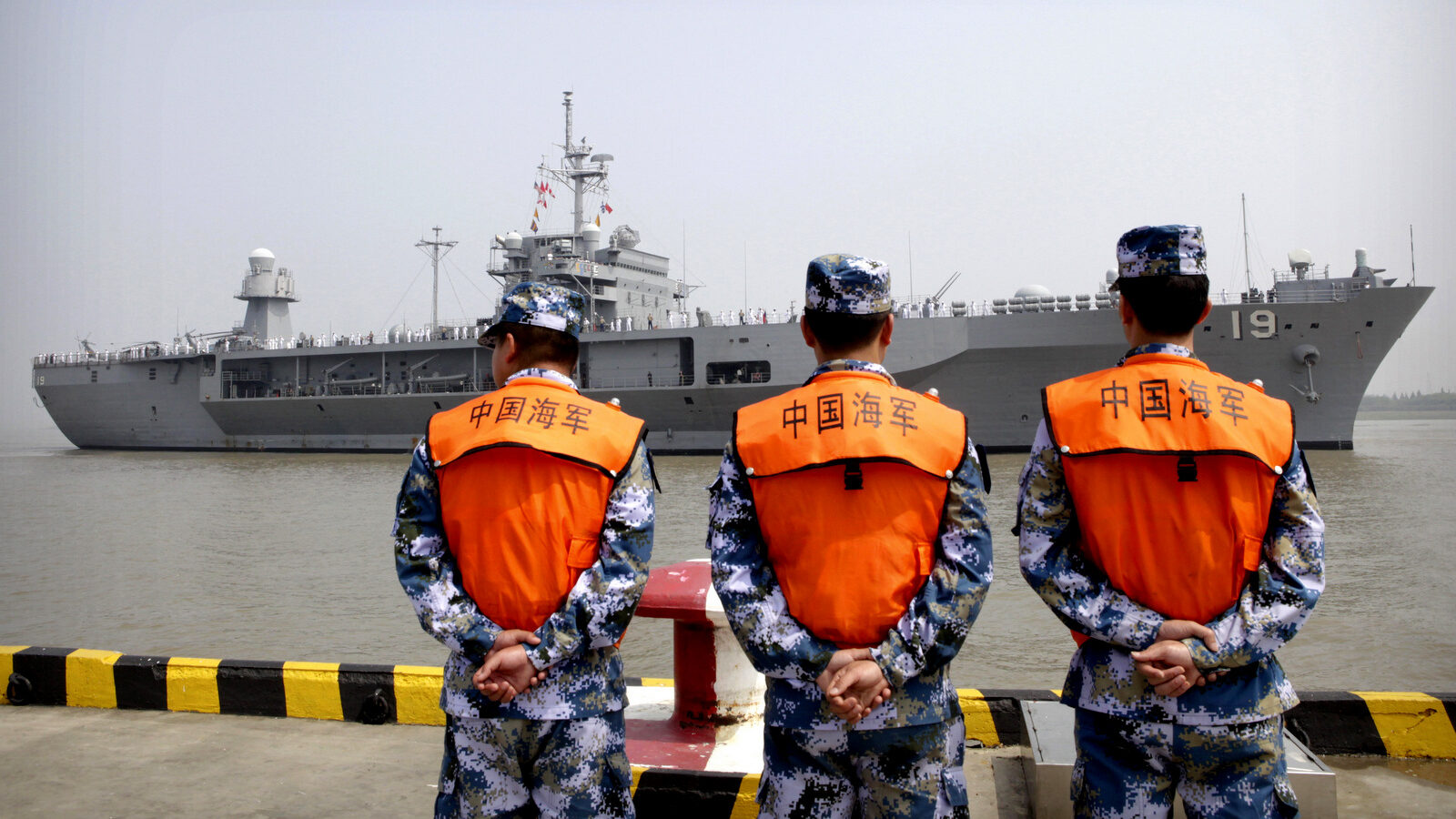 Soldiers from the Chinese People's Liberation Army (PLA) Navy watch as the USS Blue Ridge arrives at a port in Shanghai, Friday, May 6, 2016. (AP Photo)