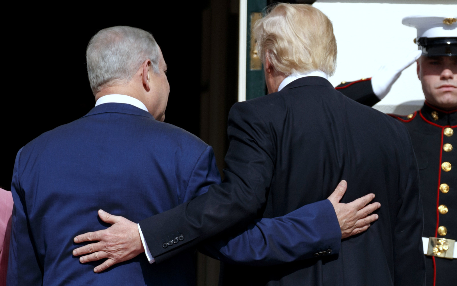 2017 年 2 月 15 日星期三，唐纳德·特朗普总统护送以色列总理本杰明·内塔尼亚胡进入华盛顿白宫。（美联社/Evan Vucci）