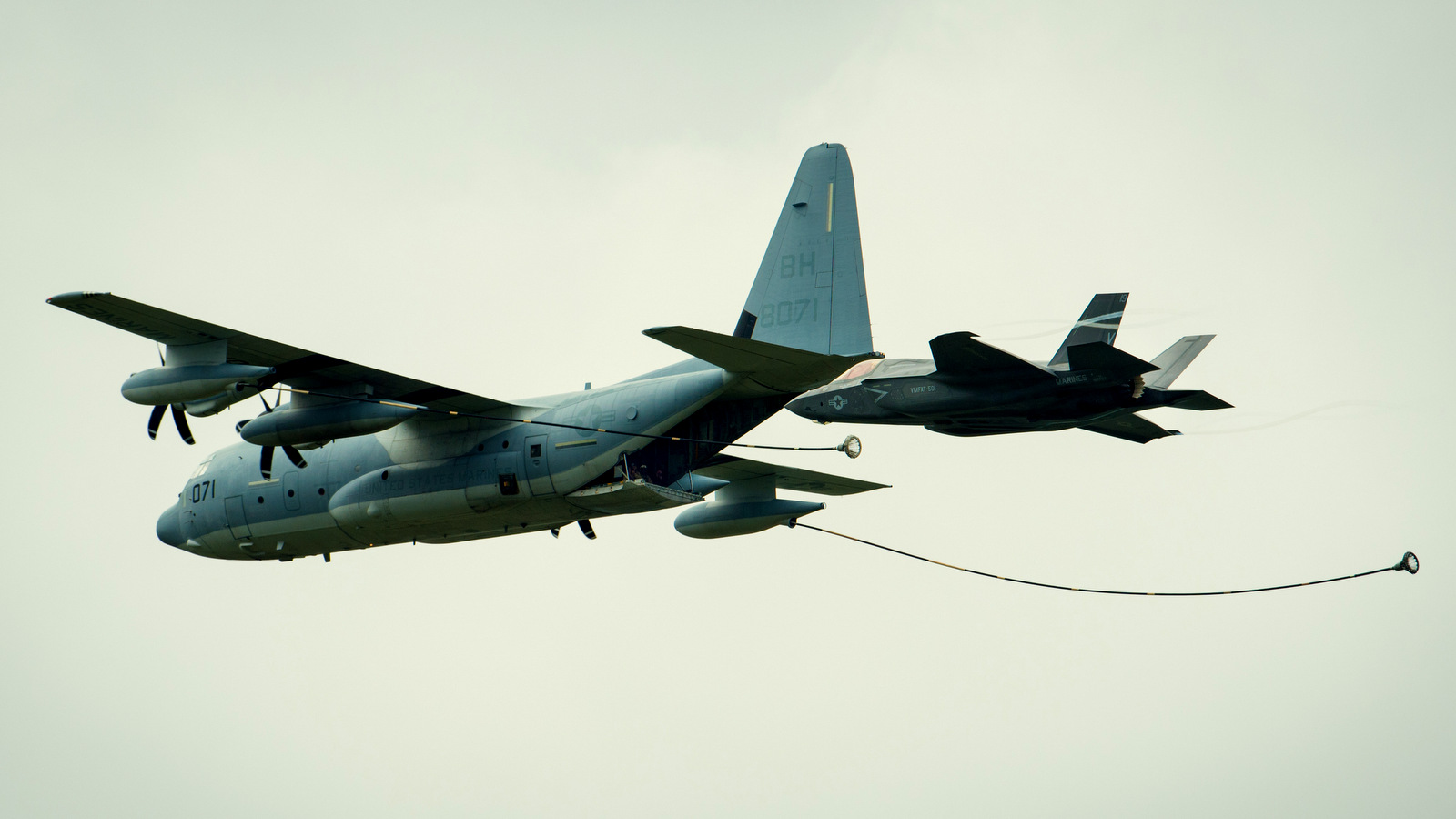 An F-35 Lightning II simulates an aerial refuelling by a KC-130J aircraft during its first appearance at the Farnborough Air Show on Tuesday 12th July 2016. (Fiona Hanson/AP/Pratt & Whitney)