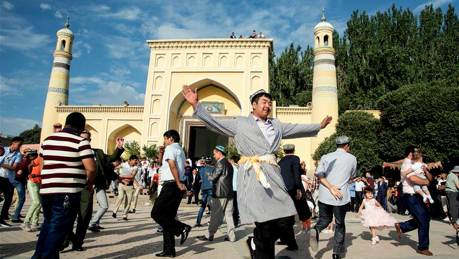 Muslims dance in front of the Id Kah Mosque in Kashgar, northwest China's Xinjiang Uygur Autonomous Region, July 6, 2016. (Photo: Xinhua/Bu Duomen)