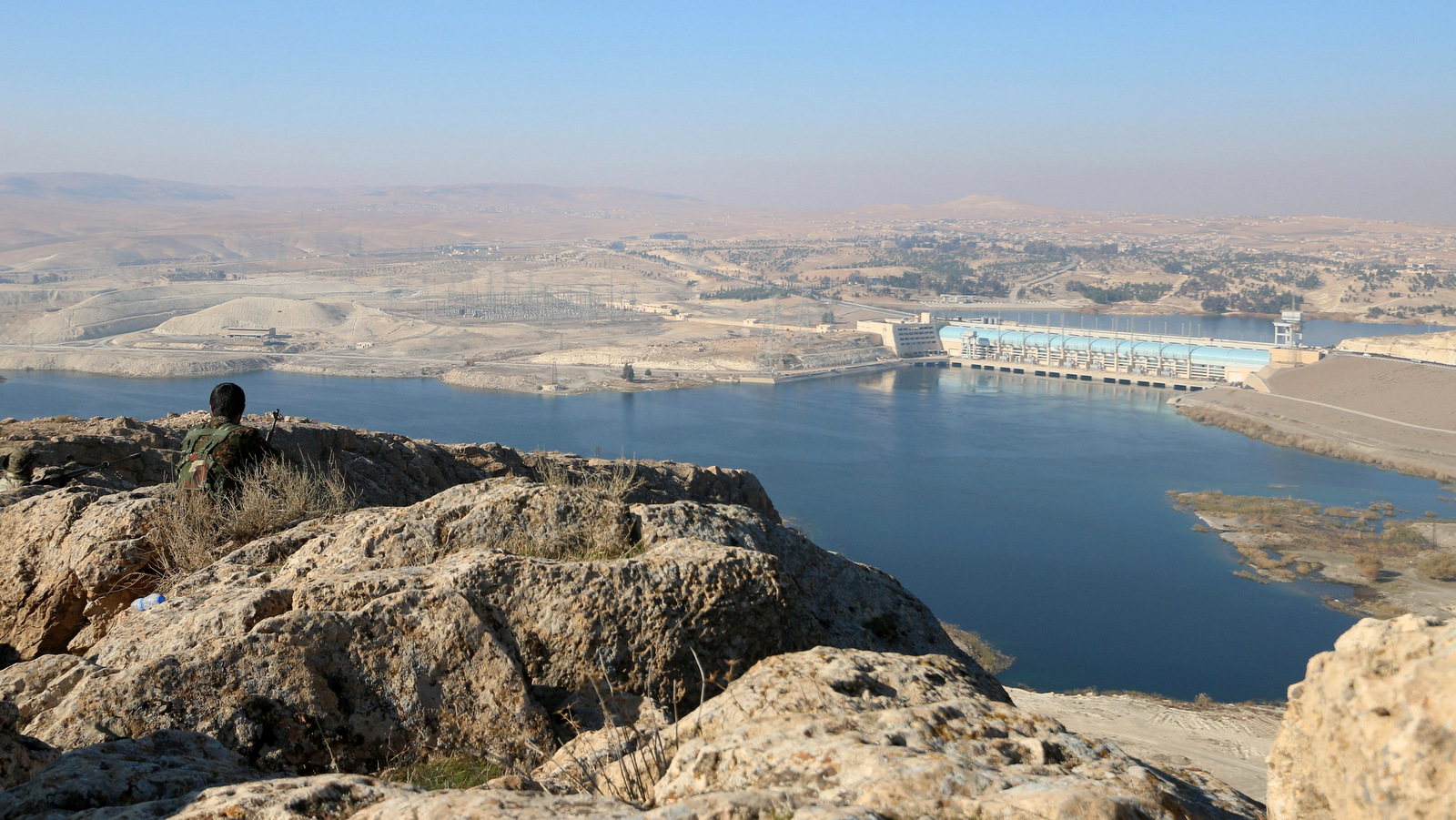 Los combatientes kurdos toman posiciones en la cima del monte Annan con vista a la presa de Tishrin, luego de que capturaron a los militantes de ISIS, al sur de Kobani, Siria, el 27 de diciembre de 2015. (Foto: Rodi Said)