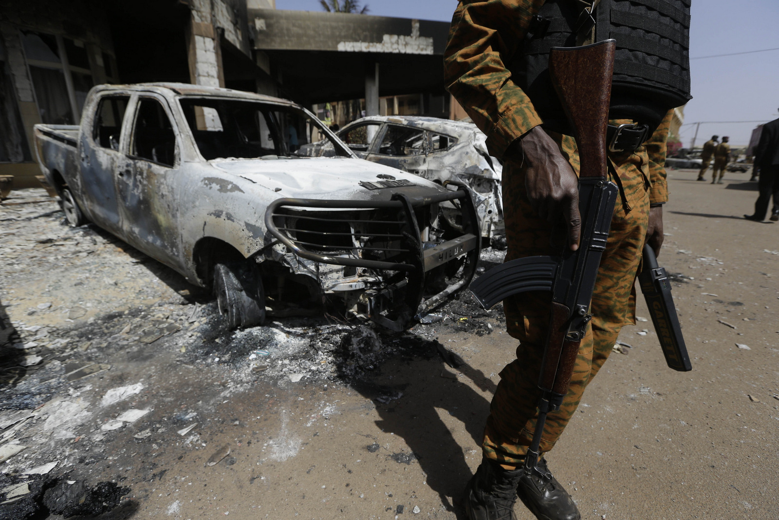 A soldier stands guard outside the Splendid Hotel in Ouagadougou, Burkina Faso, in the wake of a weekend attack that killed up to 32 people, Jan. 18 , 2016. (AP/Sunday Alamba)