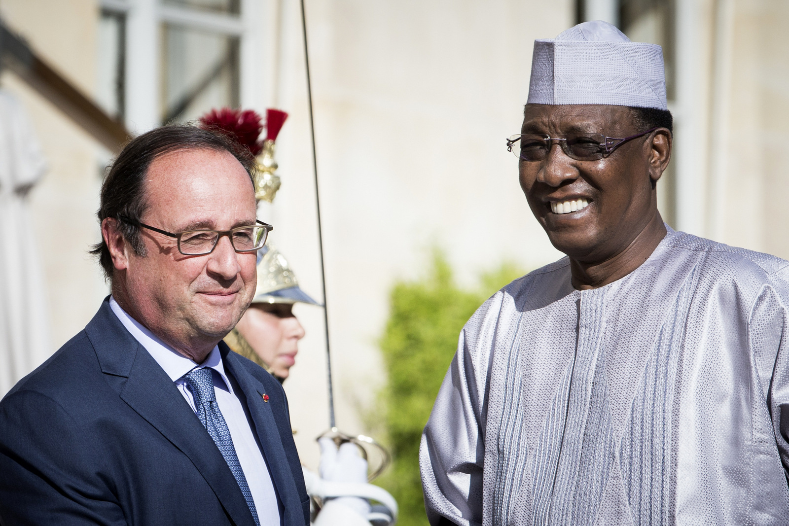 French President Francois Hollande, left, welcomes Chad President Idriss Deby Itno, prior to a meeting at the Elysee Palace in Paris, Saturday, Aug. 20, 2016. (AP/Kamil Zihnioglu)