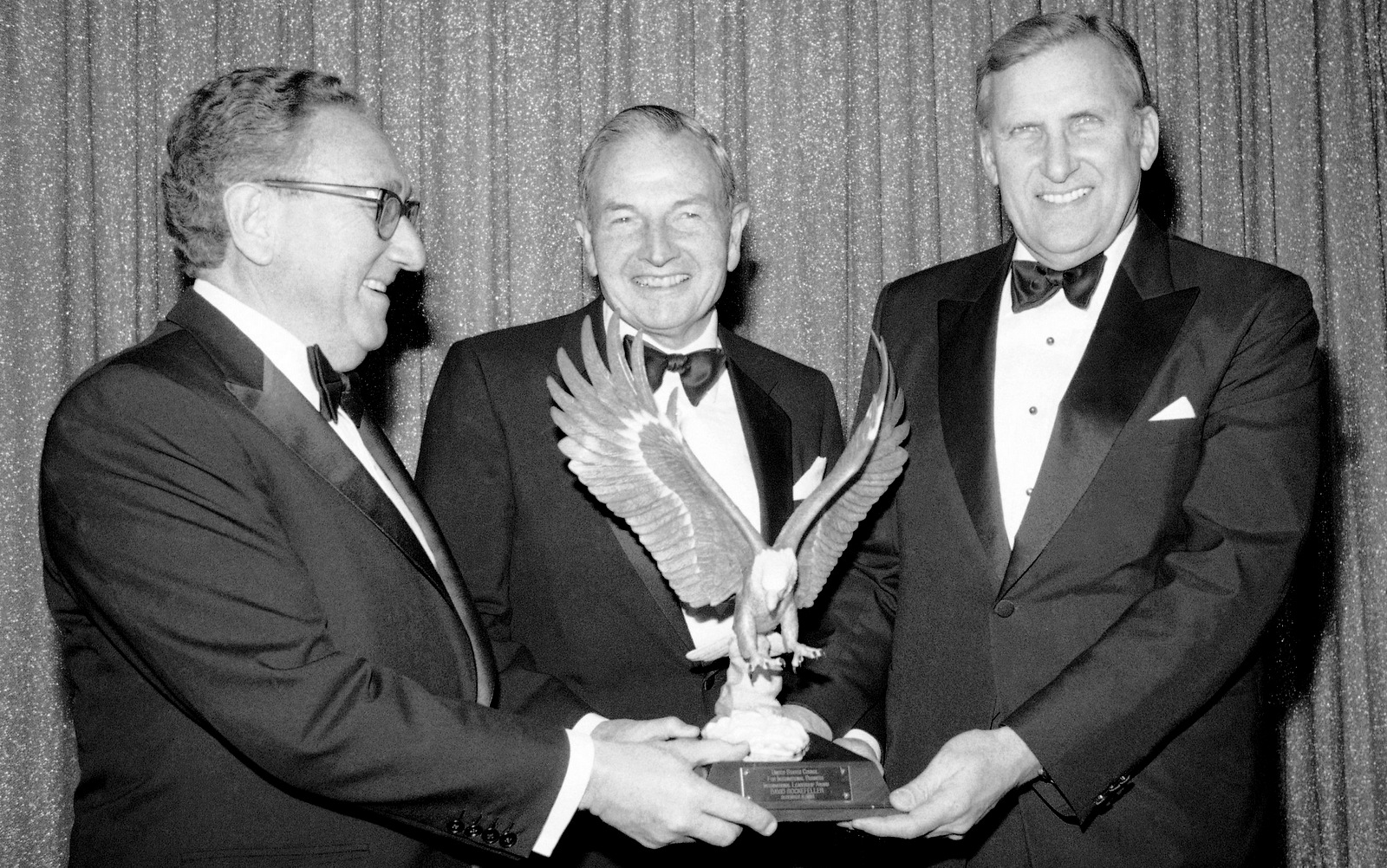 David Rockefeller, center, then chairman of the Chase Manhattan Bank International Advisory Committee, receives the 1983 International Leadership Award presented by Dr. Henry A. Kissinger, left, and Ralph A. Pfeiffer, Jr. on, Dec. 9, 1983. (AP/Ron Frehm)