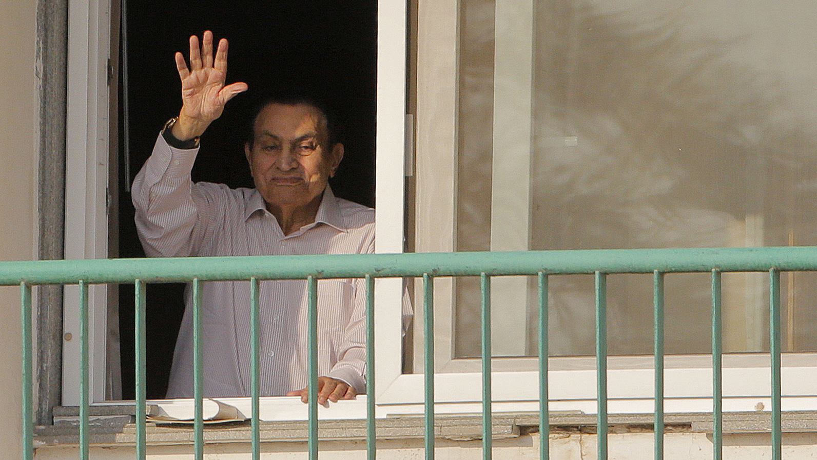 In this Oct. 16, 1016 file photo, ousted Egyptian President Hosni Mubarak waves to his supporters from his room at the Maadi Military Hospital as they celebrate the 43rd anniversary of the Oct. 6, 1973 war. An Egyptian security official said Froday, March 24, 2017 that the country’s ousted President Hosni Mubarak returned home, after his release. (AP/Amr Nabil)