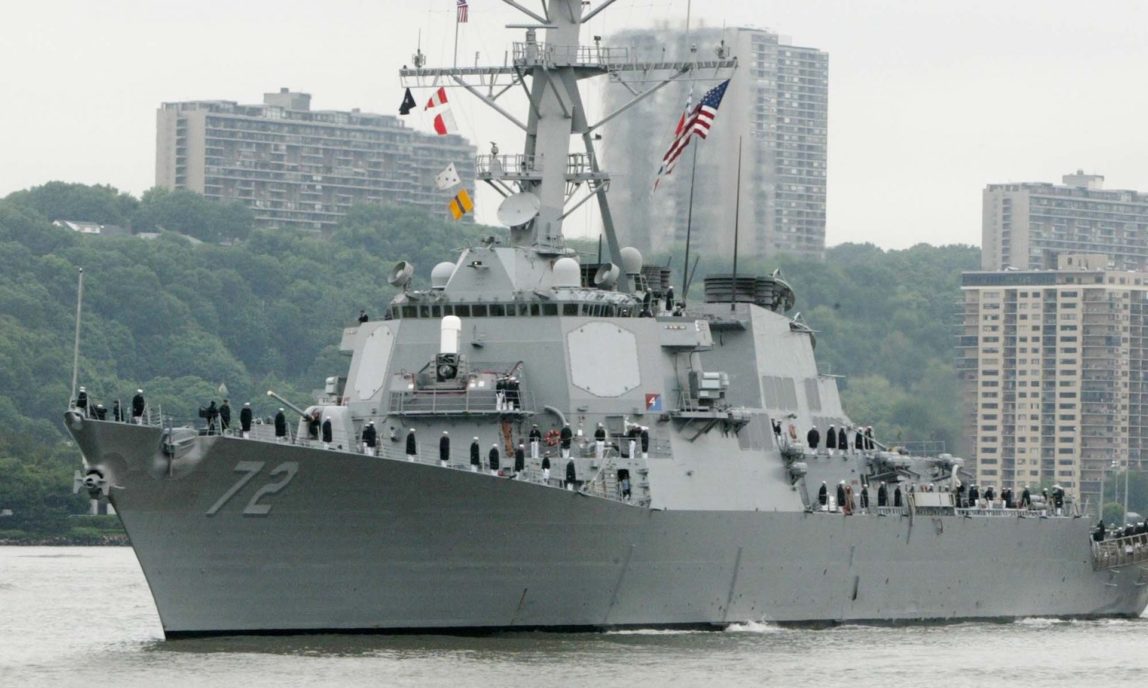 The USS Mahan, a guided-missile destroyer, moves up the Hudson River in New York. (Photo: Ed Bailey/AP)