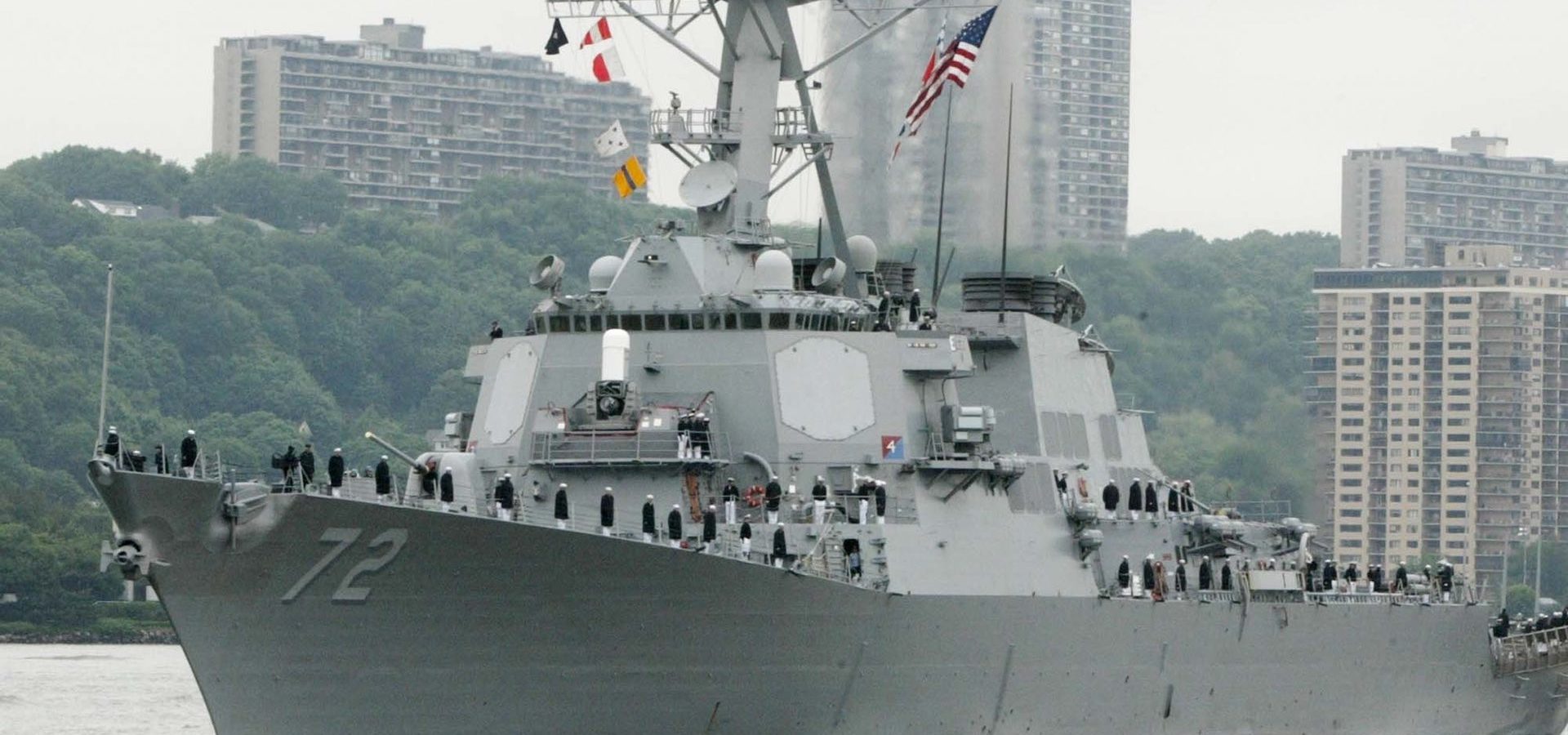 The USS Mahan, a guided-missile destroyer, moves up the Hudson River in New York. (Photo: Ed Bailey/AP)