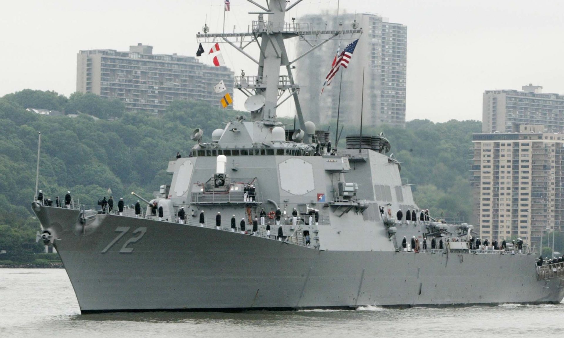 The USS Mahan, a guided-missile destroyer, moves up the Hudson River in New York. (Photo: Ed Bailey/AP)  