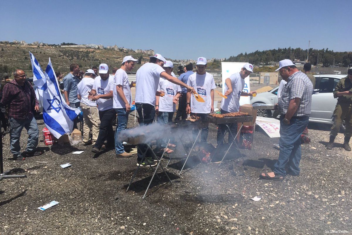 Settlers set up barbeques outside Ofer Prison while Palestinian prisoners held inside continue the fourth day of their hunger strike to demand their basic rights on 20 April 2017 (Joe Dyke/Twitter)