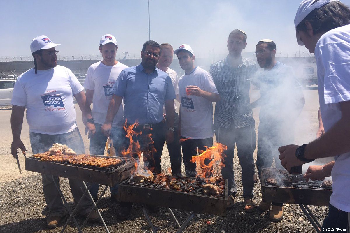 Settlers set up barbecues outside Ofer Prison while Palestinian prisoners held inside continue the fourth day of their hunger strike to demand their basic rights on 20 April 2017 (24FM/Facebook)