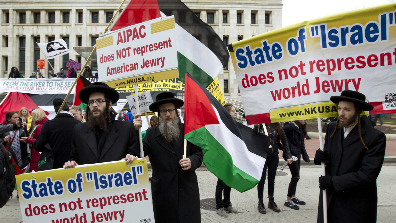 Rabbi Dovid Feldman, center, along with others protest outside of the Washington Convention Center where the 2017 AIPAC Policy Conference is taking, during a rally in Washington, Sunday, March 26, 2017. (AP/Jose Luis Magana)