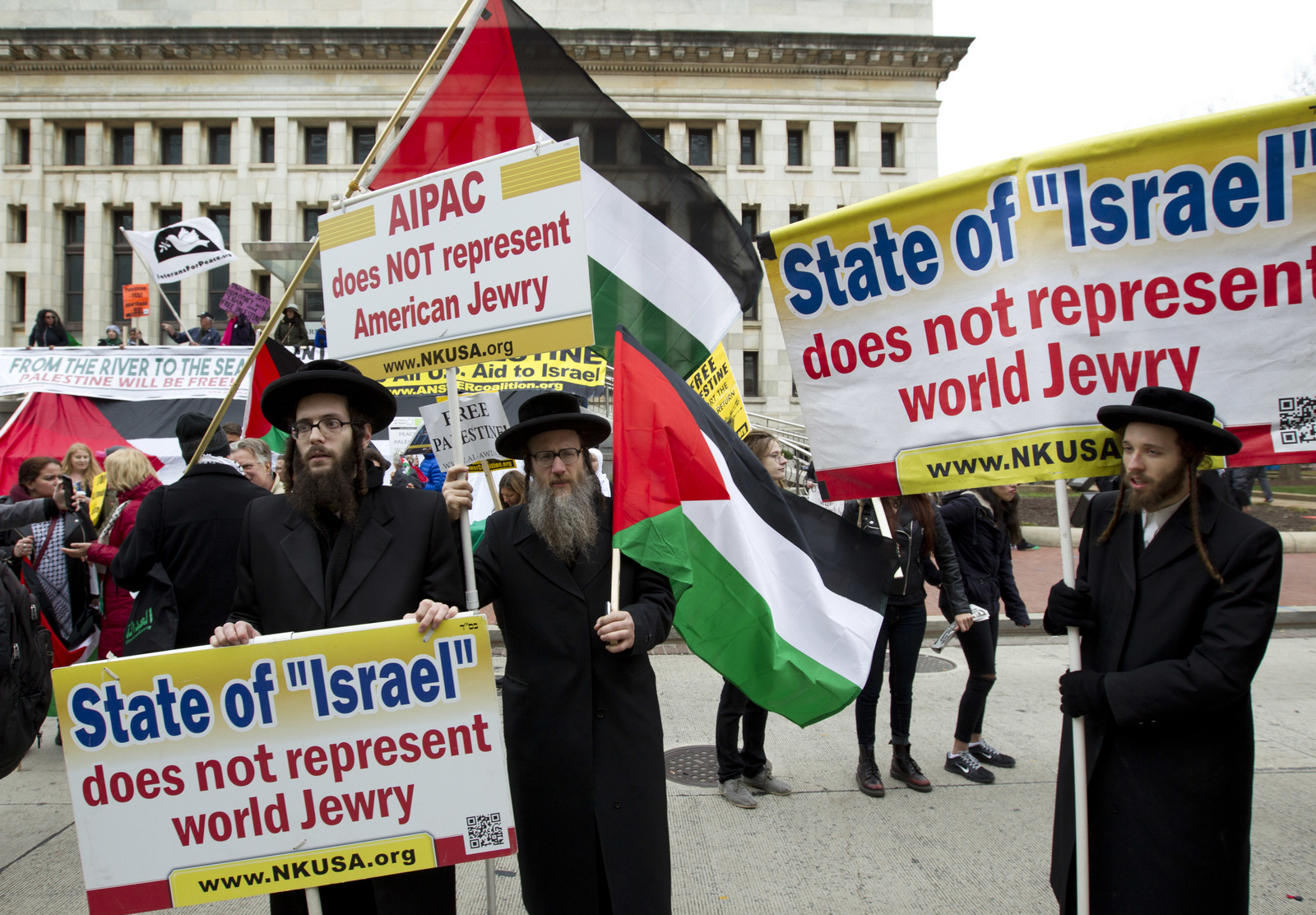 Rabbi Dovid Feldman, center, along with others protest outside of the Washington Convention Center where the 2017 AIPAC Policy Conference is taking, during a rally in Washington, Sunday, March 26, 2017. (AP/Jose Luis Magana)