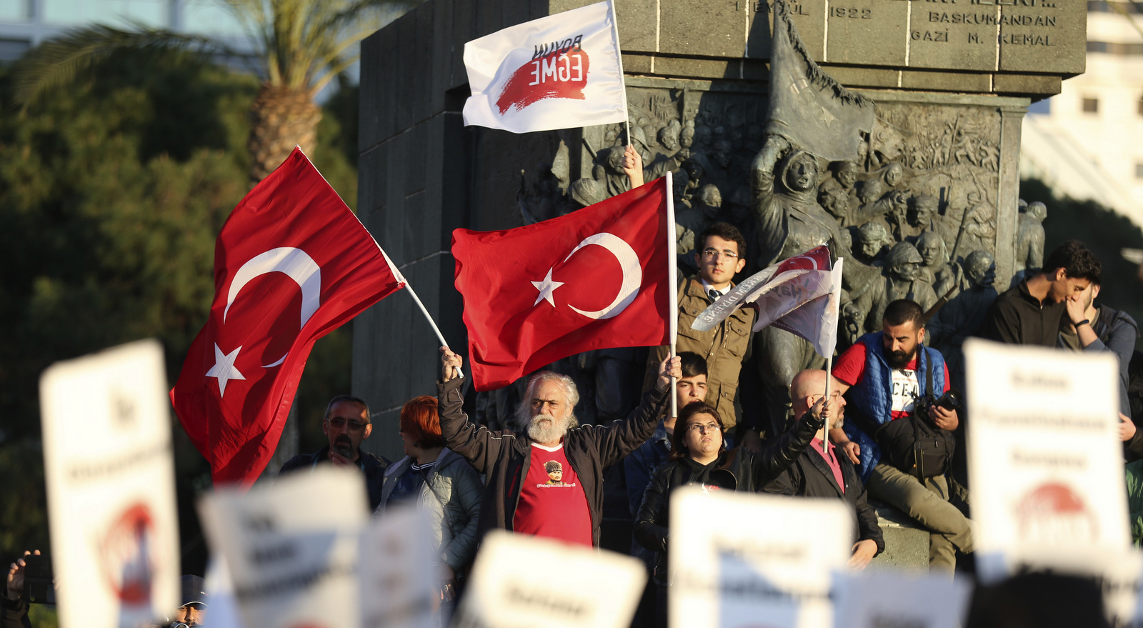 Supporters of the 'no' vote, chant slogans during a protest against the referendum outcome, on the Aegean Sea city of Izmir, Turkey, Tuesday, April 18, 2017. Turkey's main opposition party has filed a formal request seeking Sunday's referendum to be annulled because of voting irregularities. (AP/Emre Tazegul)