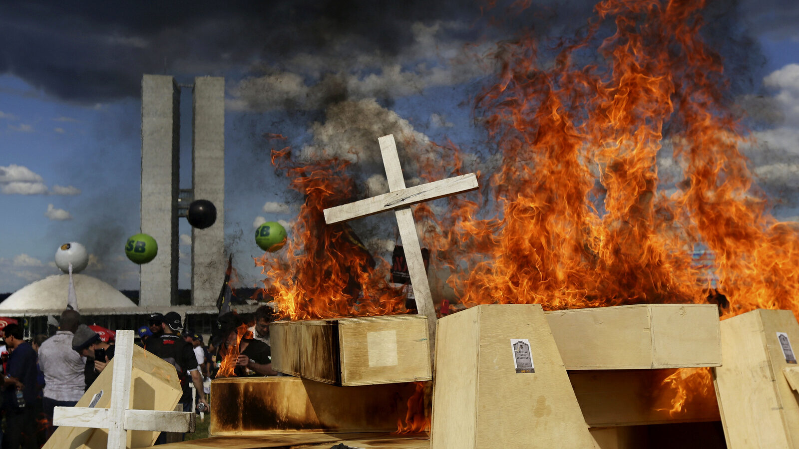 Striking police officers set fire to coffins during a protest against pension reforms proposed by Brazil's President Michel Temer's government that would end the special pension retirement of police officers , in Brasilia, Brazil, Tuesday, April 18, 2017. (AP/Eraldo Peres)