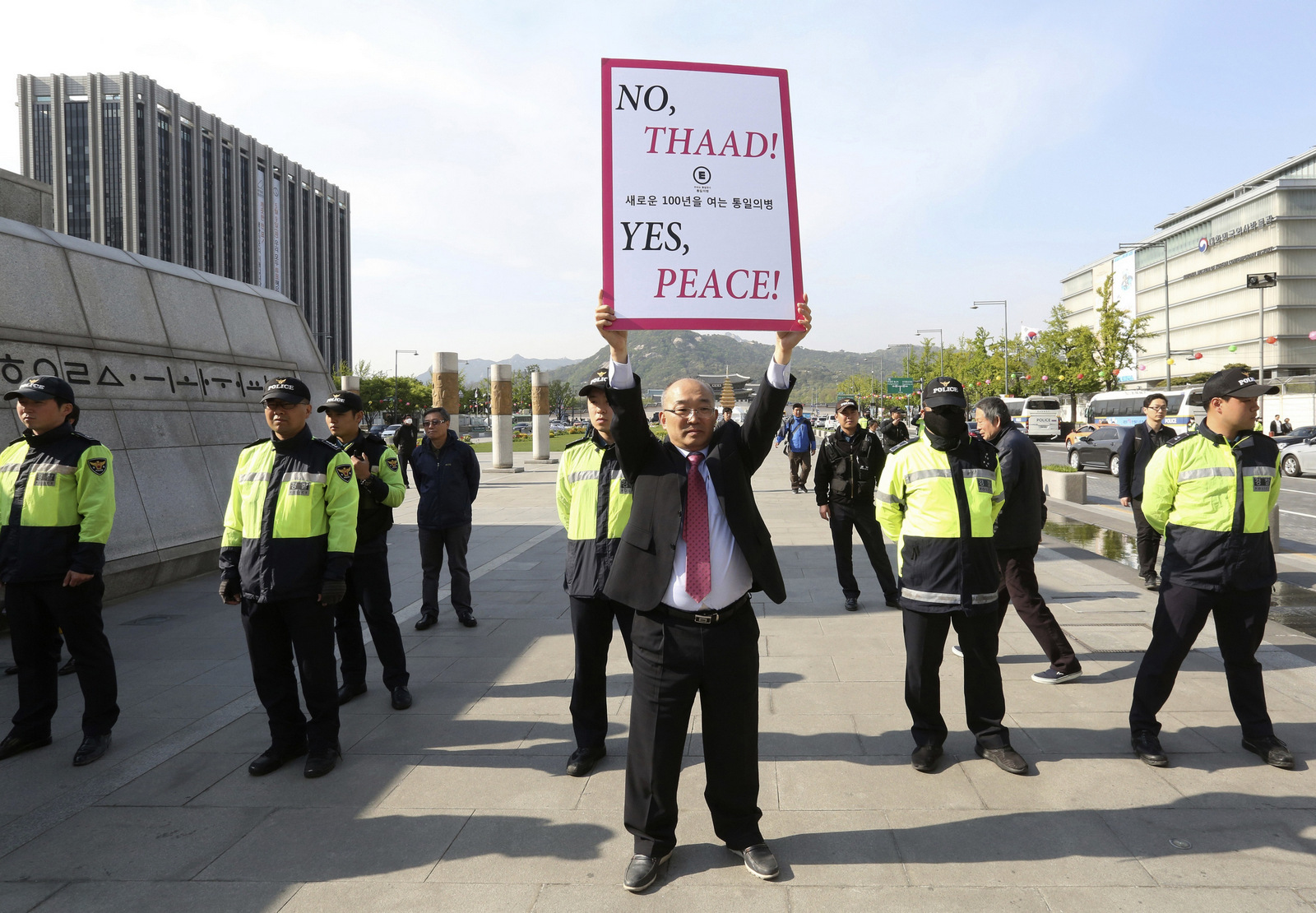 Un manifestante surcoreano sostiene una pancarta oponiéndose a un plan para desplegar un sistema de defensa antimisiles de los Estados Unidos llamado Terminal High-Altitude Area Defense, o THAAD, cerca de la Embajada de los Estados Unidos en Seúl, Corea del Sur, 27 de abril de 2017. (AP / Ahn Young- joon)