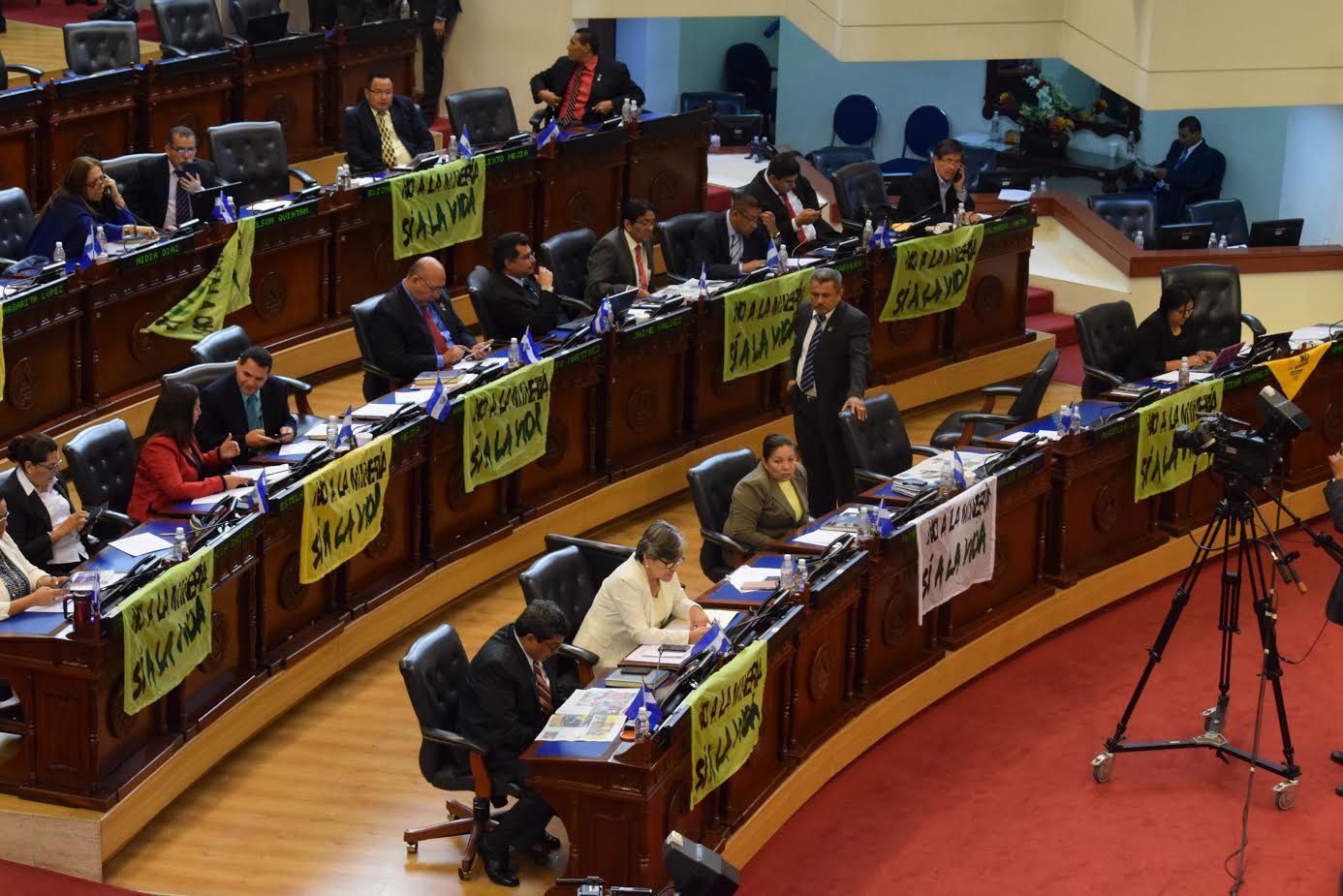 Members of El Salvador’s Legislative Assembly display banners reading “No to mining, yes to life” as they prepare to vote on a historic mining ban. Photo: Genia Yatsenko.