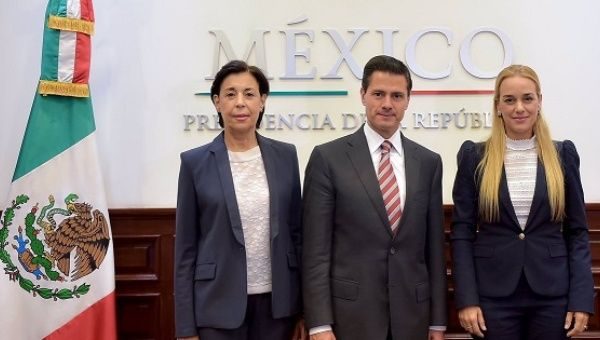 Mexican President Enrique Peña Nieto with Venezuelan opposition activist Lilian Tintori, right, April 6, 2017. | Photo: Enrique Peña Nieto/Twitter