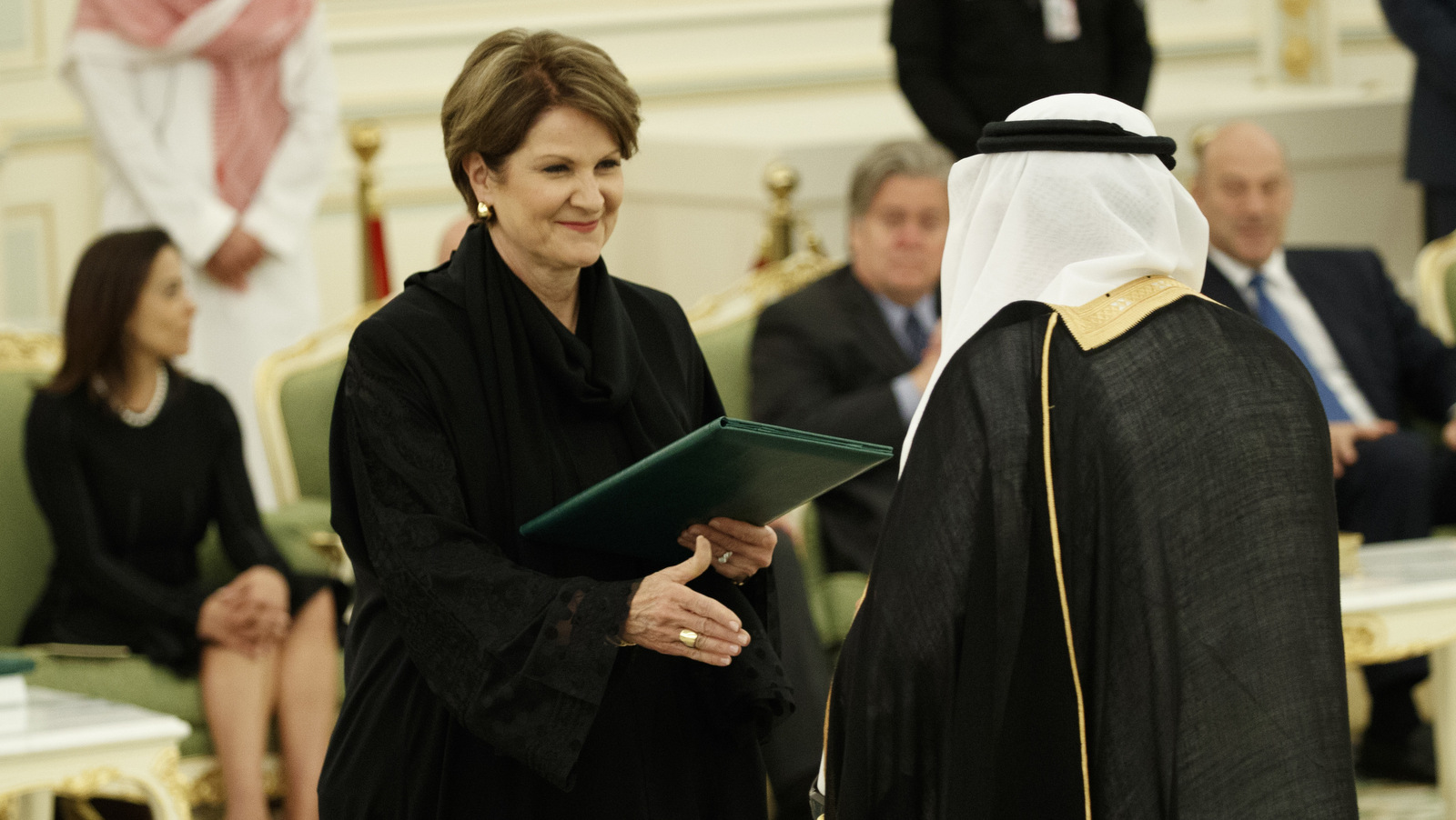 El CEO de Lockheed Martin, Marillyn Hewson, participa en una ceremonia de firma entre el presidente Donald Trump y el rey saudí Salam en el Palacio de la Corte Real, el sábado 20 de mayo de 2017, en Riad. (AP / Evan Vucci)