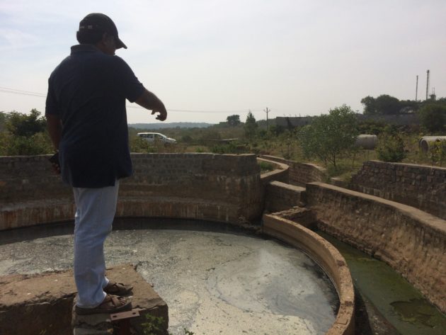 A member of the inspection team looks at a pond connected to a sewer in the industrial zone Photo by Christian Baars (NDR)