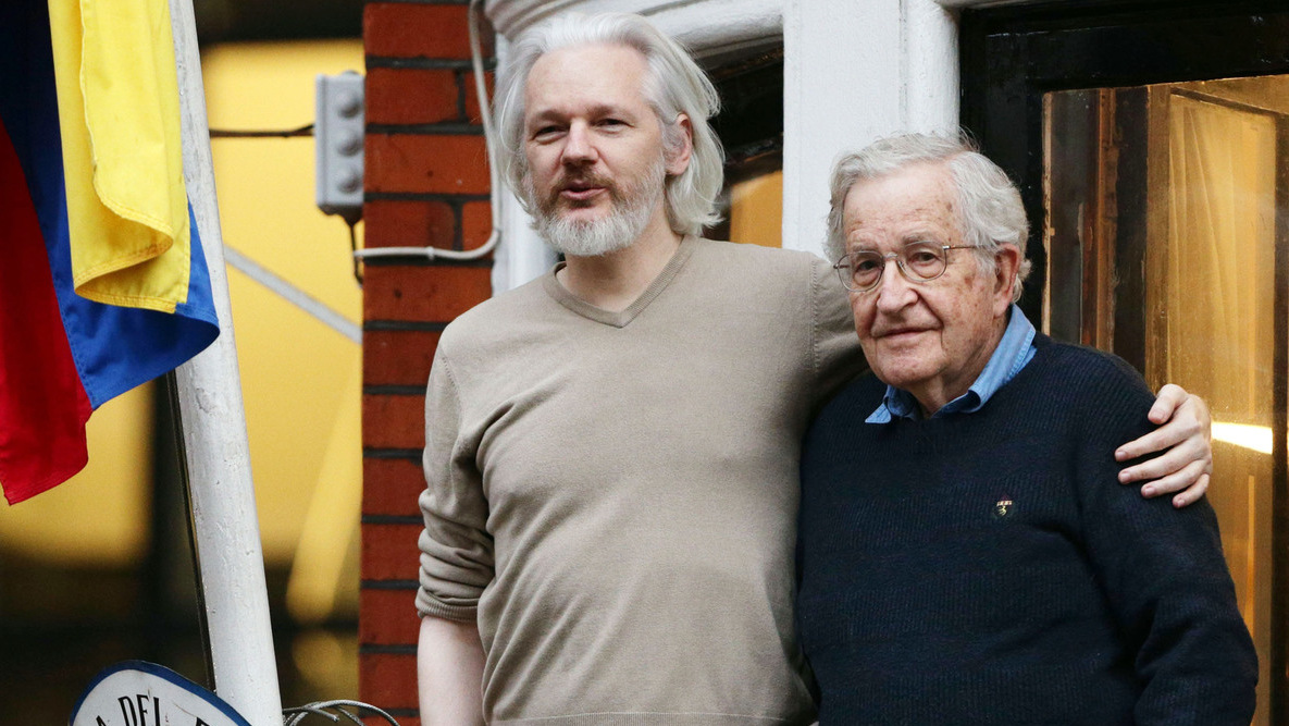 Julian Assange (left) with American linguist, philosopher Noam Chomsky on the balcony of the Ecuadorian Embassy in London. (Photo: Yui Mok/PA)
