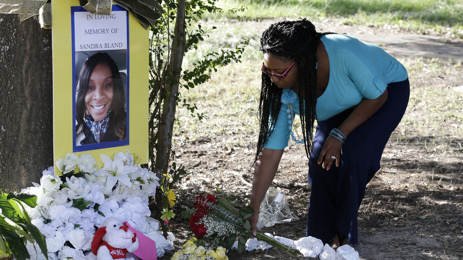 Jeanette Williams places a bouquet of roses at a memorial for Sandra Bland near A&M University, in Prairie View, Texas. (AP/Pat Sullivan)