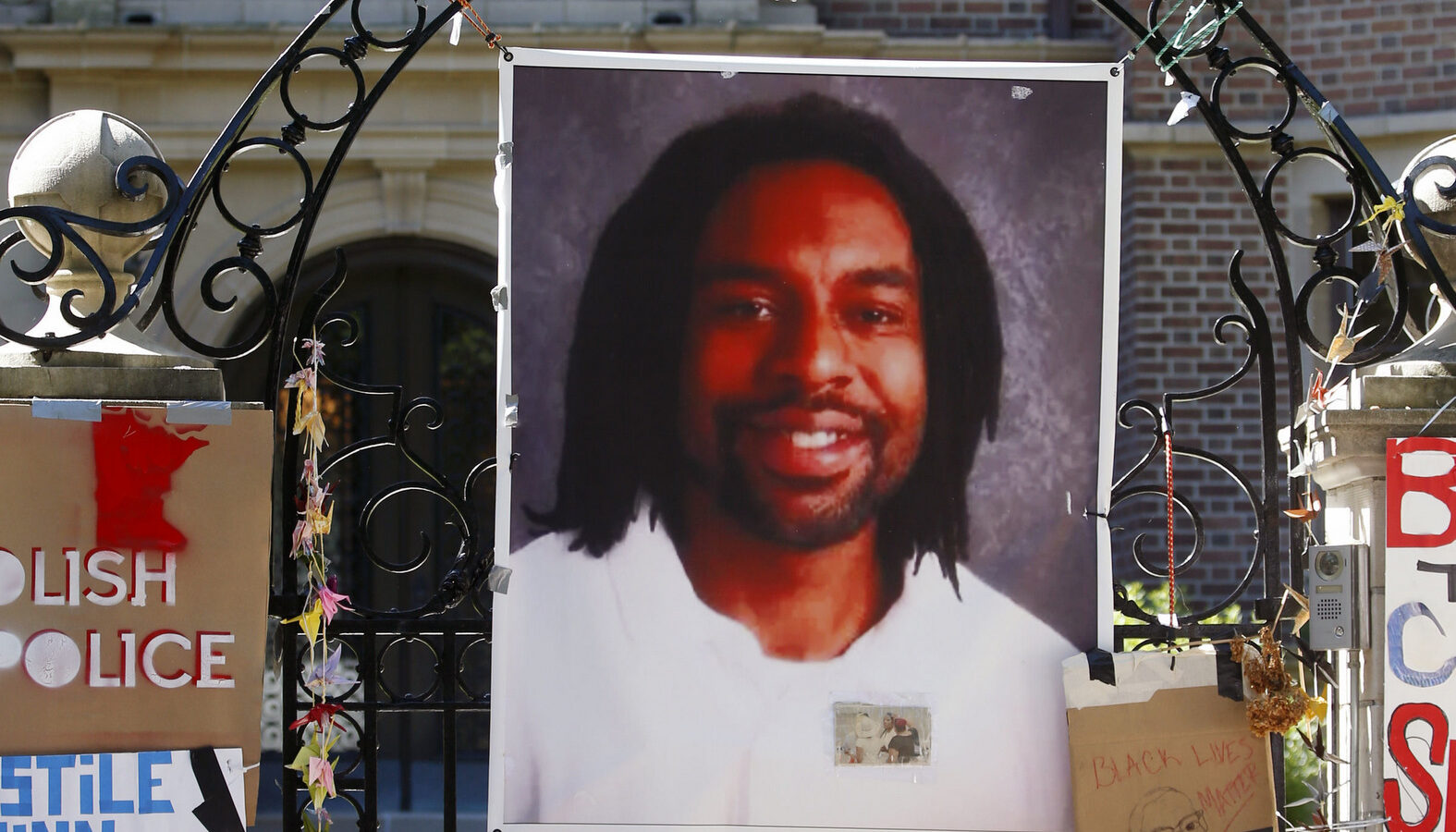 A memorial including a photo of Philando Castile adorns the gate to the governor's residence where protesters demonstrated in St. Paul, Minn., against the July 6 shooting death of Castile. (AP/Jim Mone)