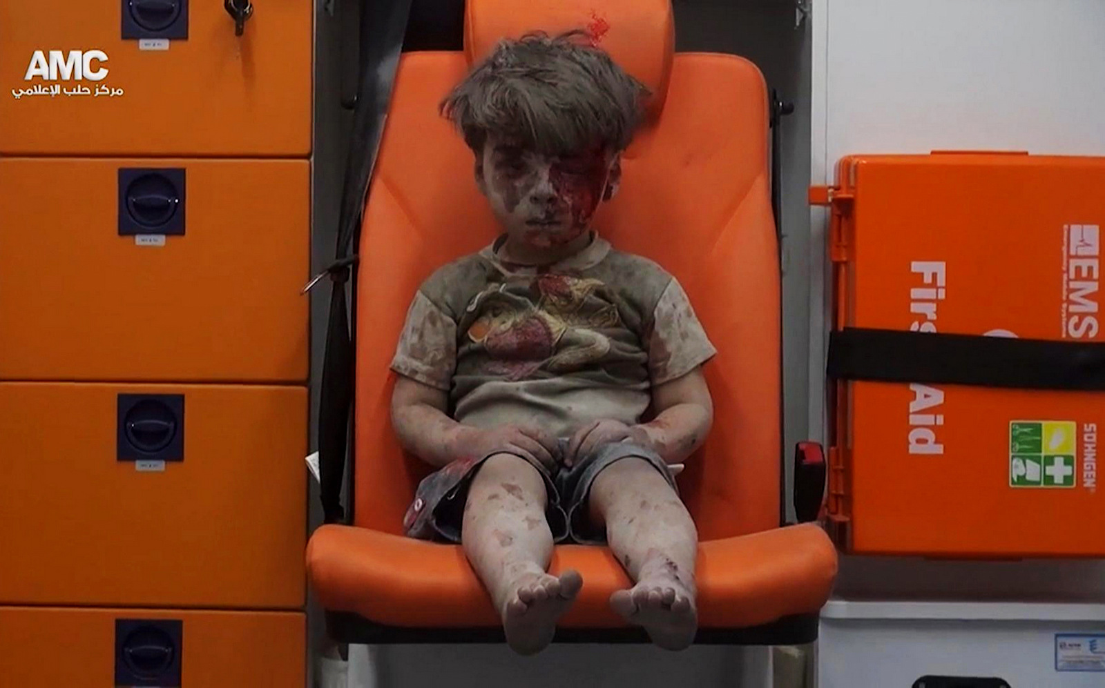 La ahora infame foto de Omran Daqneesh mientras está sentado en una ambulancia en Aleppo, Siria.