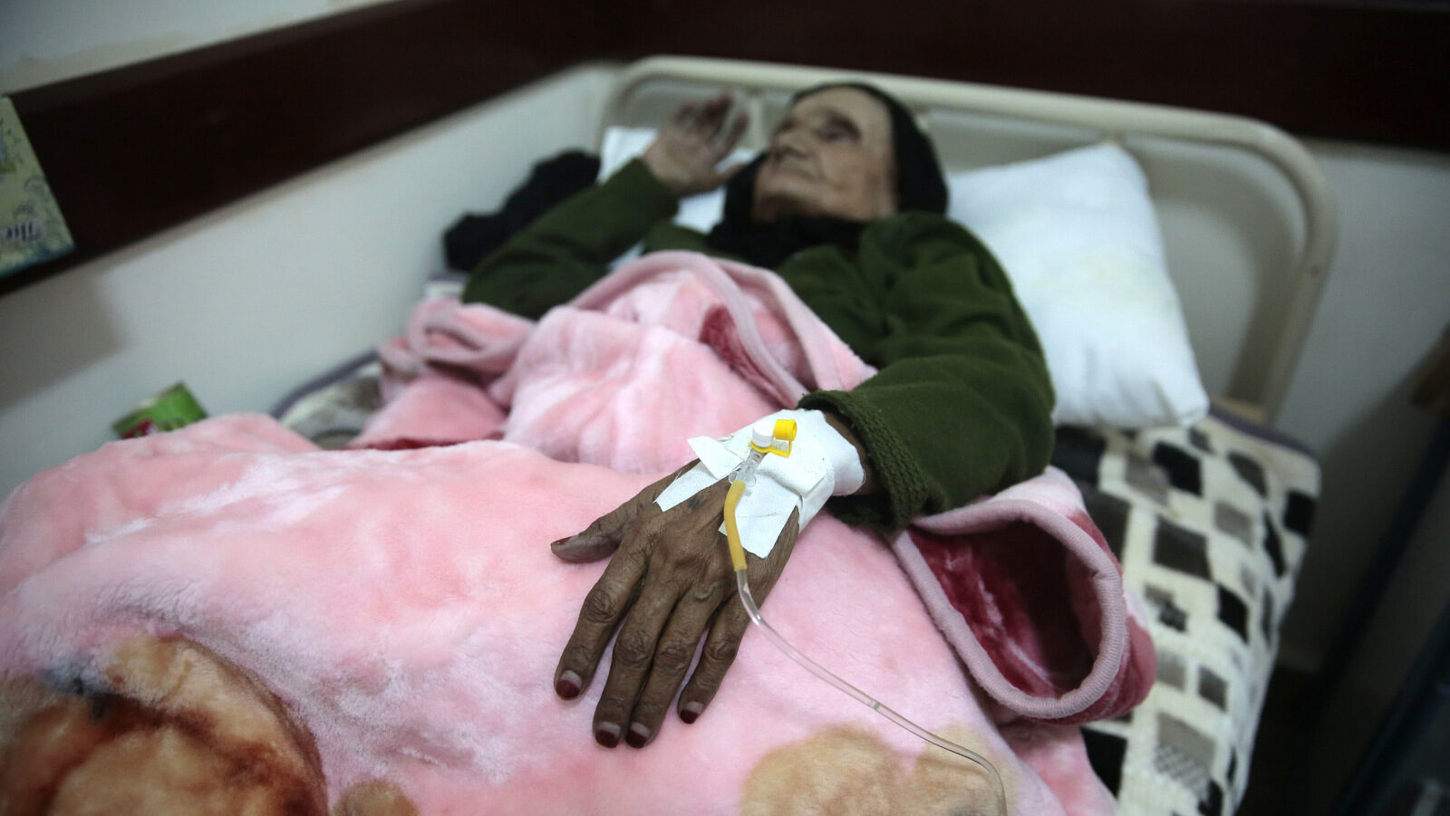An elderly woman is treated for suspected cholera infection at a hospital in Sanaa, Yemen, May. 15, 2017. The U.N. humanitarian coordinator in Yemen says a cholera outbreak has killed 115 people over the past two weeks. (AP Photo/Hani Mohammed)