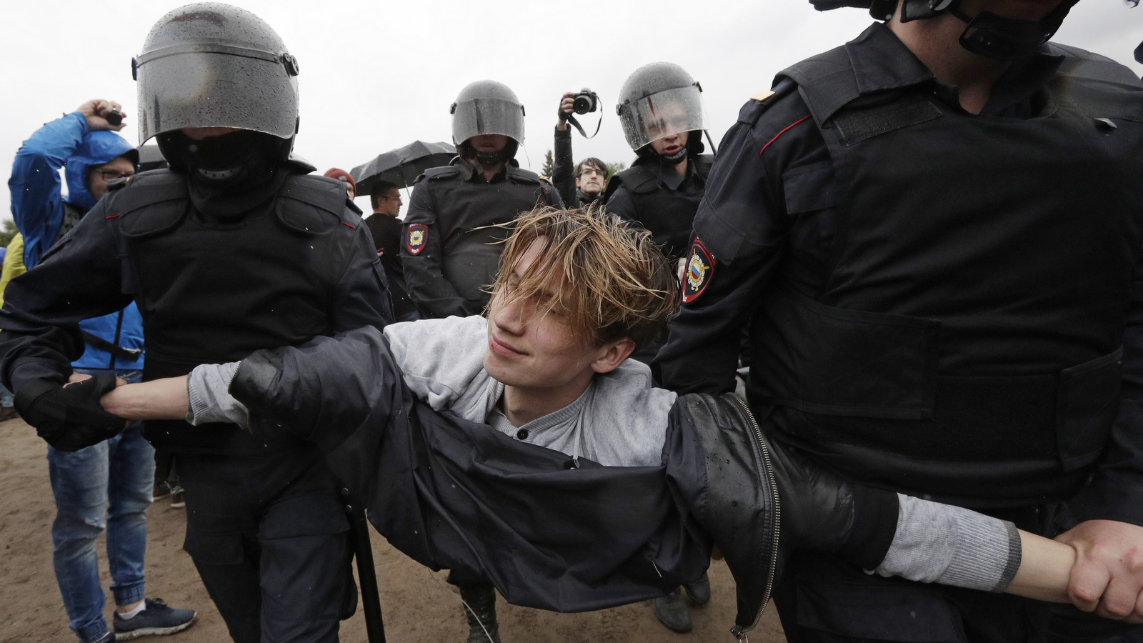 Police detain a protester during anti corruption rally in St.Petersburg, Russia, Monday, June 12, 2017. The protest gatherings in cities from Far East Pacific ports to St. Petersburg were spearheaded by Alexei Navalny, the anti-corruption campaigner who has become the Kremlin's most visible opponent. (AP/Dmitri Lovetsky)