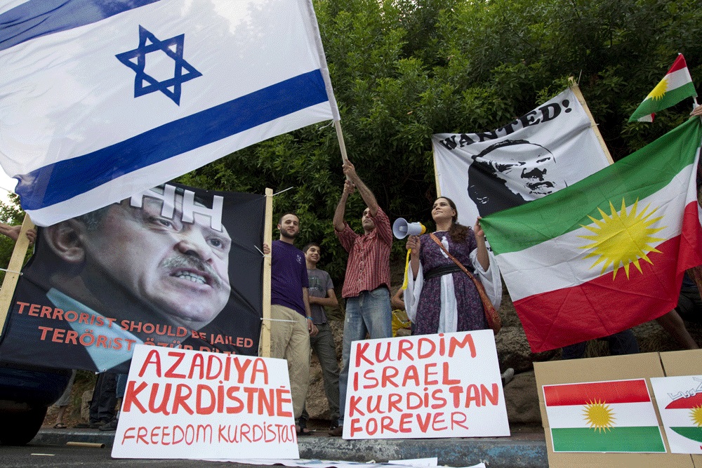 Protesta de israelíes étnicos kurdos frente a la embajada turca en Tel Aviv, Israel, el 8 de julio de 2010.