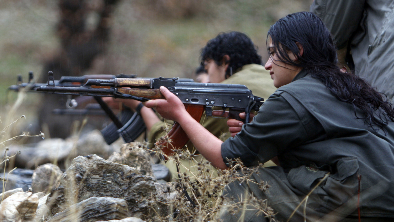 En esta fotografía de 2009, un miembro del Partido Vida Libre, o PJAK, dispara un rifle en un campo clandestino de entrenamiento con armas en las montañas Qandil, en el norte de Irak. (AP/Yahya Ahmed)