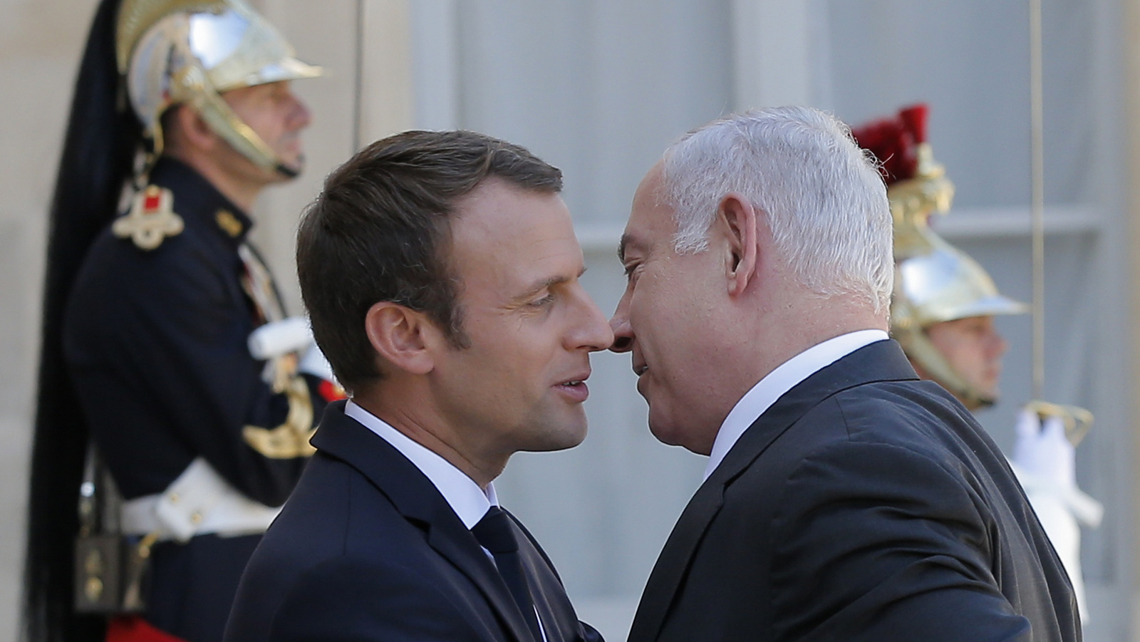 French President Emmanuel Macron, left, welcomes Israeli Prime Minister Benjamin Netanyahu at the Elysee Palace in Paris, France, July 16, 2017. (AP/Michel Euler)