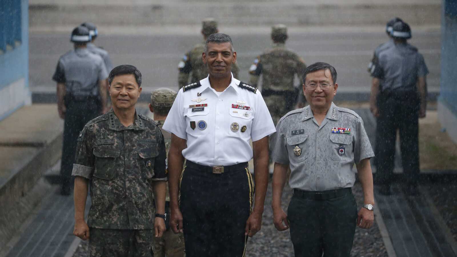 United States Forces Korea General Vincent K. Brooks , center, poses for photographs with South Korean military officials during a ceremony marking the anniversary of the signing of the Korean War ceasefire armistice agreement, South Korea., July 27, 2016. (Kim Hong-Ji/AP)