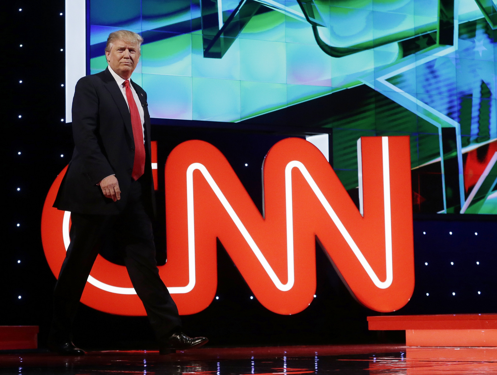 唐纳德·特朗普（Donald Trump）在2016年3月10日由美国有线电视新闻网（CNN）赞助的共和党总统辩论期间进入辩论厅。（AP / Alan Diaz）