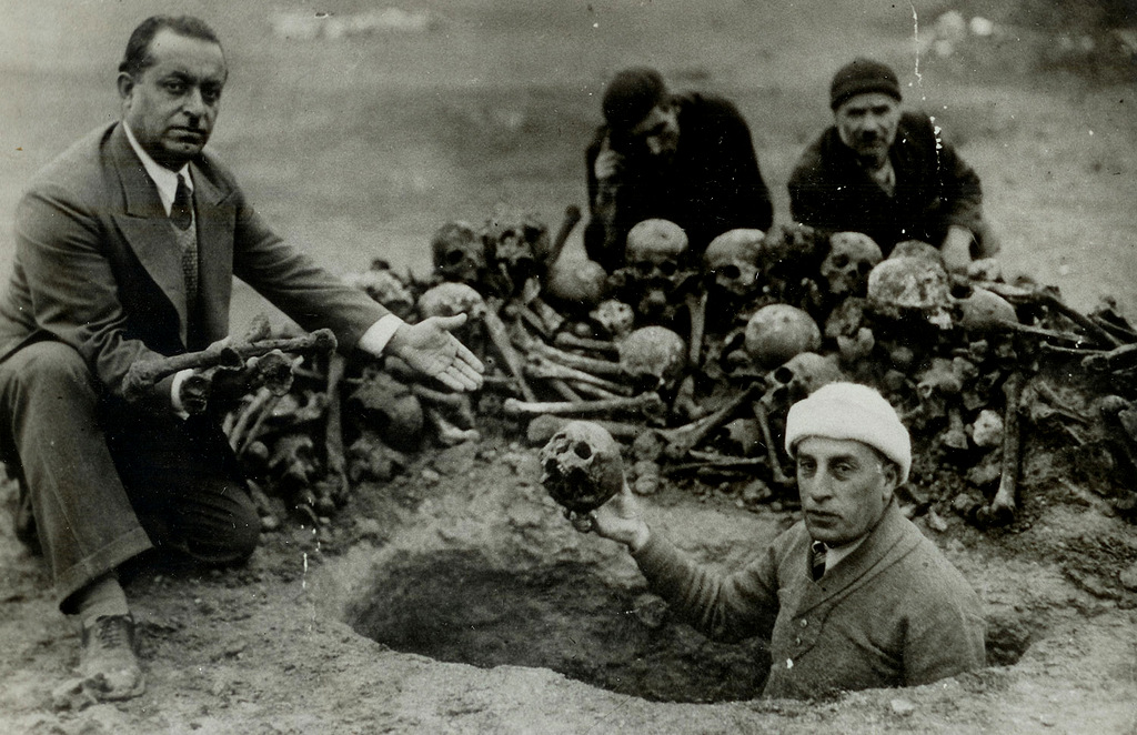 Un groupe d’hommes fouille les restes des victimes du génocide arménien de nos jours, Deir ez-Zor, Syrie, 1938. (Photo : Institut du musée du génocide arménien)