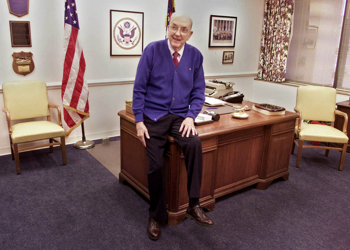 参议员杰西赫尔姆斯于2002年12月11日星期三在他位于北卡罗来纳州罗利市的办公室的办公桌角落里坐着。这位81岁的参议员在任职三十年后于1月退休。 。 （美联社/鲍勃乔丹）