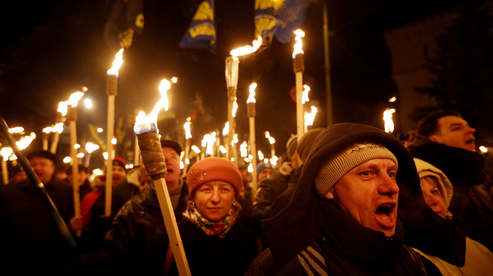 右翼极端分子在夏洛茨维尔受到谴责，在乌克兰和叙利亚受到资助和武装
