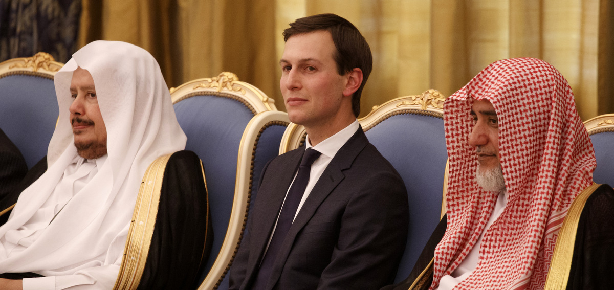 El asesor principal de la Casa Blanca, Jared Kushner, asiste a una ceremonia en la que el Presidente Donald Trump recibió la Medalla Collar de Abdulaziz Al Saud en el Palacio Real de la Corte, el 20 de mayo de 2017, en Riyadh. (AP / Evan Vucci)