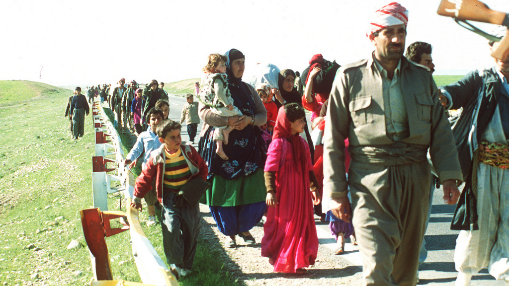 Los kurdos abandonan Kirkuk, Irak, rumbo a Erbil el 28 de marzo de 1991, después de que el ejército iraquí bombardeara la zona para recuperarla de los rebeldes kurdos. (AP/cadena)