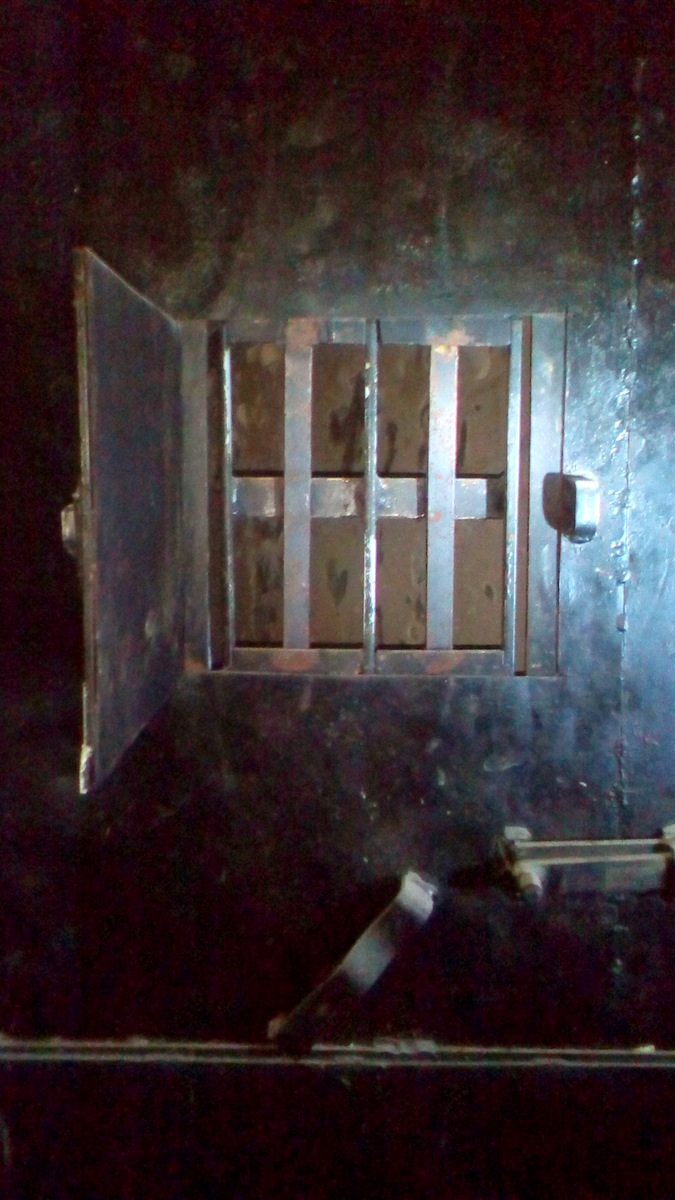 Una pesada puerta de acero da acceso a una habitación utilizada para encarcelar a decenas de civiles en la prisión subterránea en el complejo Eye Hospital, Alepo, Siria, junio de 2017. (Eva Bartlett / MintPress News)