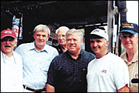 Haley Barbour (centro), luego gobernador electo de Mississippi, participó en un evento de recaudación de fondos del Consejo de Ciudadanos Conservadores (CCC) de 2003 con simpatizantes y funcionarios de CCC, incluido el Director de Campo de CCC, Bill Lord (extrema derecha).