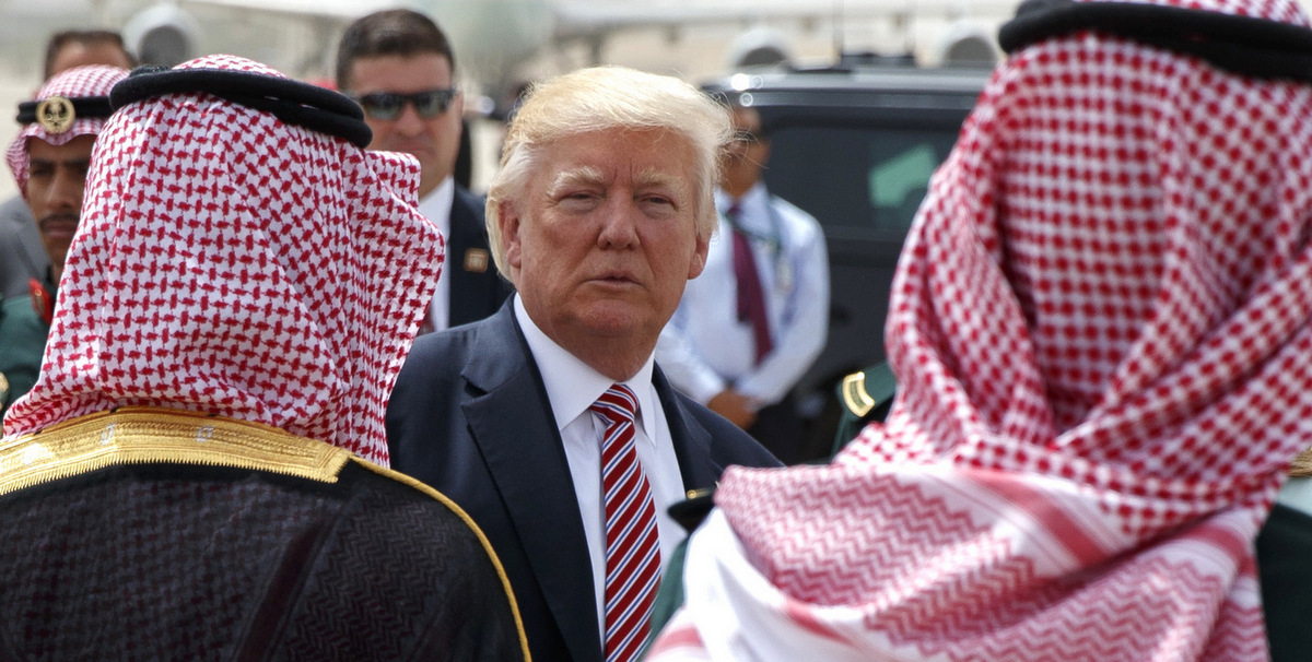 U.S. President Donald Trump boards Air Force One for Israe from Saudi Arabial, the next stop in his international tour, at King Khalid International Airport, Monday, May 22, 2017, in Riyadh. (AP/Evan Vucci)