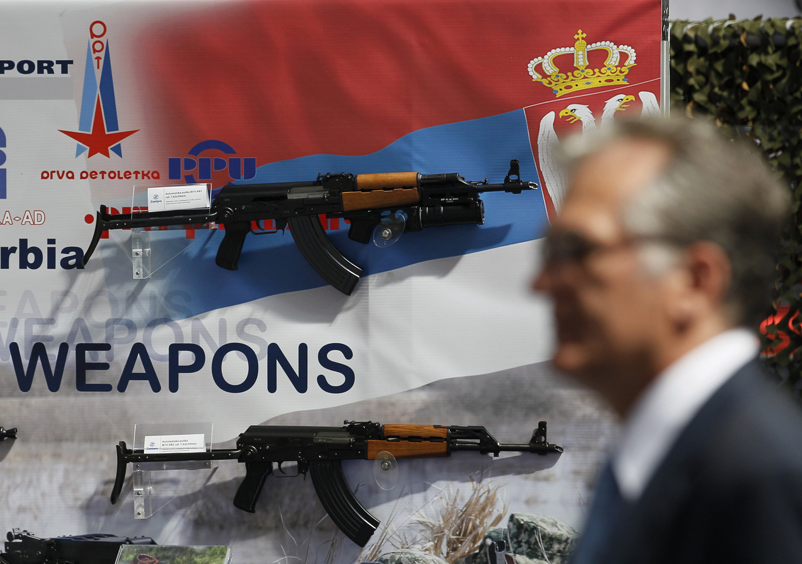 Un visitante mira los rifles de asalto fabricados por la compañía serbia Zastava Arms, durante una feria de defensa, en Belgrado, Serbia. (AP / Darko Vojinovic)