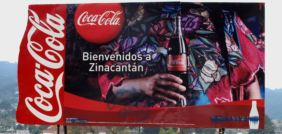 A large roadside sign welcomes visitors to the town of Zinacantán, near the city of San Cristobal, Mexico. (Photo: María Verza/Periodismohumano)