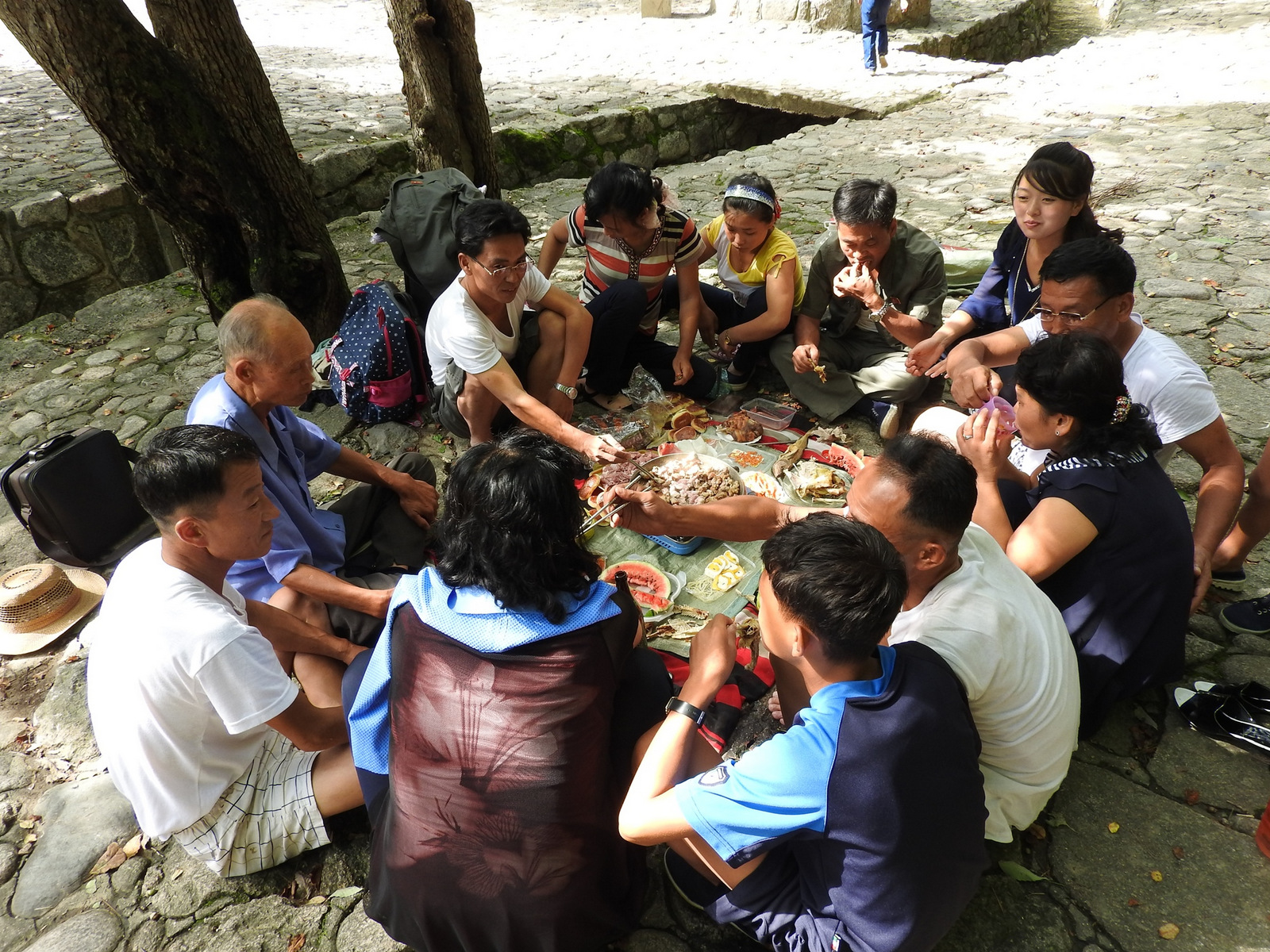 Mientras caminaba por un sendero hacia la cascada de Pakyong, a más de 100 km al sur de Pyongyang, conocí a un grupo de hombres y mujeres asando carne sobre un fuego. En la cascada, otros excursionistas comían carne a la parrilla, pescado, huevos duros, kimbap ("sushi coreano") y kimchi (verduras fermentadas), bebiendo cerveza y soju (bebida alcohólica). Habiendo vivido en Corea del Sur, esta escena es una que he visto en innumerables ocasiones a lo largo del mar o en las montañas.