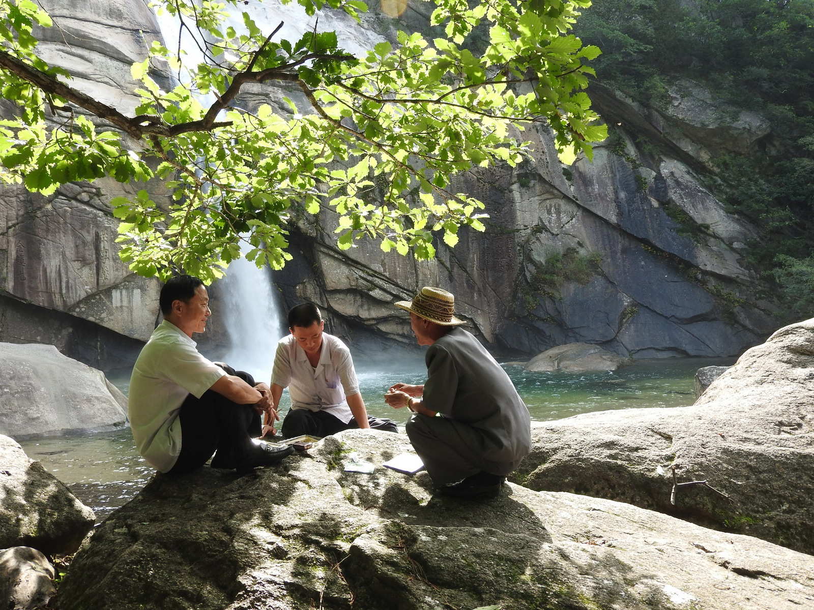 Las niñas jugaban en un charco de agua cerca de la cascada. Caminando a mi lado, uno sonrió a la cámara, el otro tímido.
