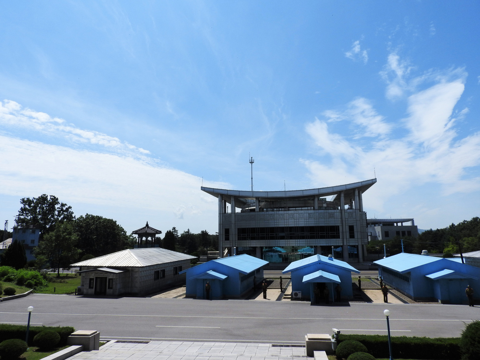 En Panmunjom, cerca de la Zona desmilitarizada (DMZ), uno aprende el lado norcoreano de la historia, incluidas las más de 8,400 violaciones de alto el fuego cometidas por los Estados Unidos. Una de las muchas violaciones notables fue el buque de espionaje, el USS Pueblo, ahora en exhibición fuera del museo de guerra de Pyongyang. Los norcoreanos en varias ocasiones propusieron tener conversaciones sobre el tratado de paz, con "ninguna respuesta positiva por parte de los Estados Unidos".