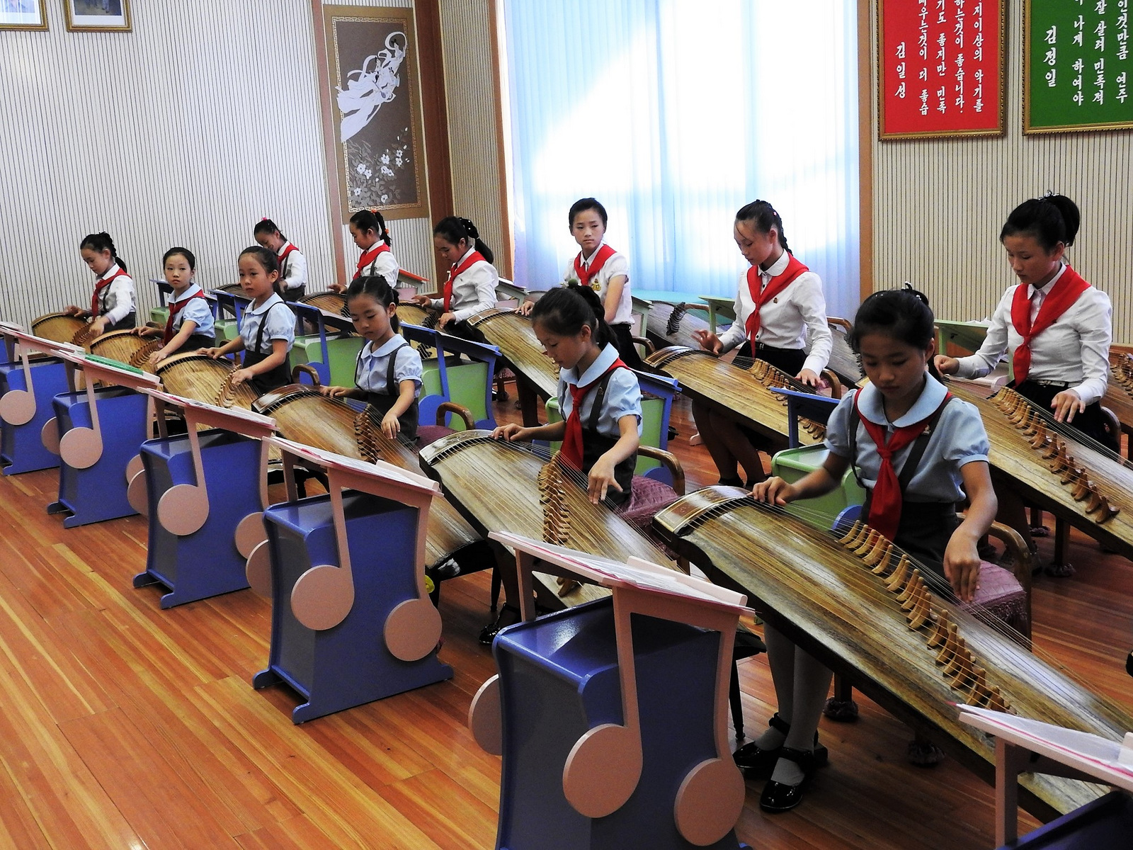 Estudiantes en el Mangyongdae Children's Palace tocando el instrumento tradicional coreano, el kayagun. Escucha su actuación aquí.