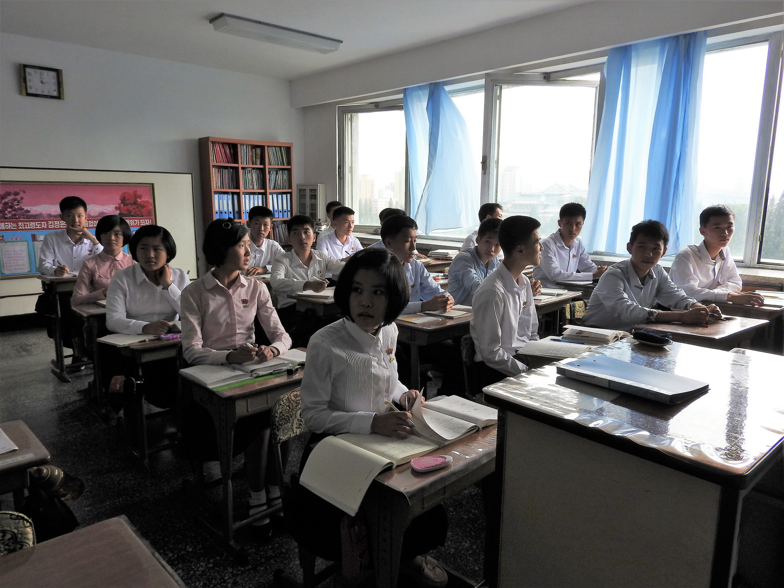 En la escuela media de Pyongyang. Los estudiantes hablaron en inglés del deseo universal de paz, una niña instó a las personas a luchar por la paz. Sobre el tema de las armas de Corea del Norte, un adolescente dijo: “Hacemos cohetes balísticos intercontinentales, no para invadir otros países sino para nuestra defensa nacional. Para proteger el propio país, el país debe tener una defensa poderosa ".