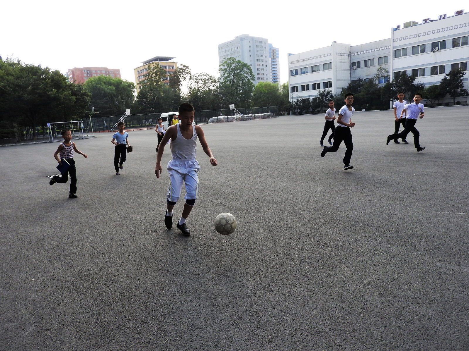 Alumnos jugando al fútbol fuera de la escuela media. Mira el clip aqui